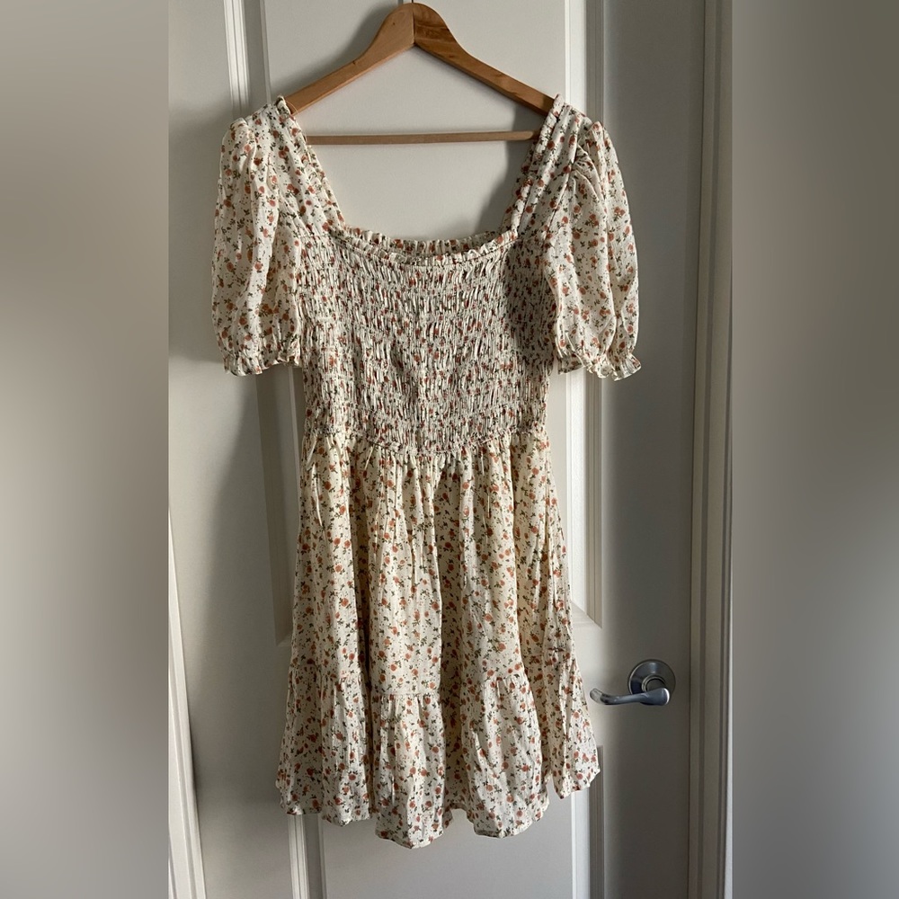 Perfect spring/summer dress, print is dainty and quality is soft and airy.
